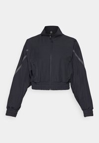 Černá lehká zkrácená bunda s celopředním zipem, vysokým límcem, elastickými manžetami a reflexními diagonálními pruhy na rukávech.