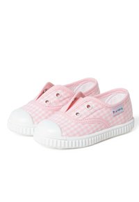 Scarpe slip-on in tela rosa chiaro con motivo a quadretti, punta e suola in gomma bianca, dotate di due occhielli metallici su entrambi i lati.