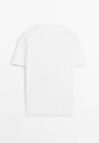 Hvid bomuld t-shirt med korte ærmer, rund halsudskæring, glat tekstur og enkel, udekoreret finish på ryggen.