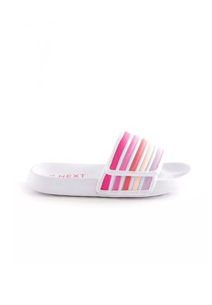 Hvid slidssandal med pink, lilla, orange og cremefarvet stribet rem og tekstureret sål, set fra siden på hvid baggrund.