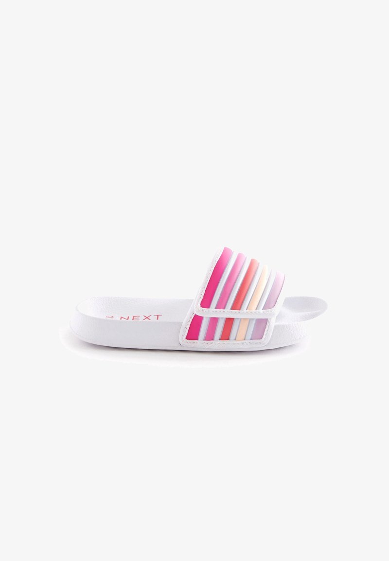 Sandale à enfiler blanche avec une bride rayée rose, violette, orange et crème et une semelle texturée, vue de côté sur fond blanc.