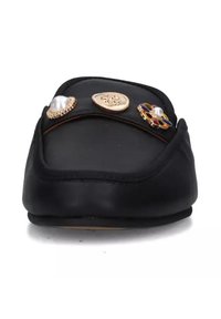 Mocassini neri dal design elegante, con punta arrotondata e decorazioni in oro e perle sul davanti. Suola piatta.