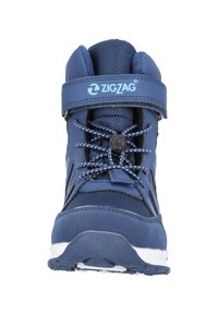 Stivale sportivo blu con design a collo alto, materiali in rete e sintetici, lacci elastici e una fascia in Velcro alla caviglia.