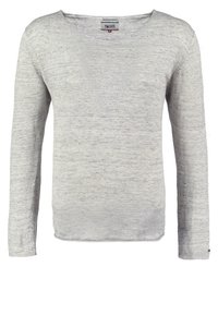 Maglione grigio chiaro a maniche lunghe realizzato in morbido tessuto a maglia. Presenta un collo ampio e una vestibilità dritta, con bordi a coste sui polsini e sull'orlo.