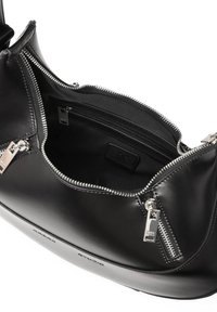 Sac en cuir noir avec matériel en argent, fermetures zippées doubles et une surface lisse. L'intérieur comprend une poche zippée et une étiquette de logo.