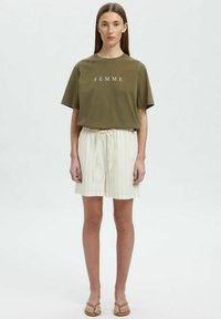 Selected Femme SLFVILJA PRINTED TEE - Printtipaita - khaki