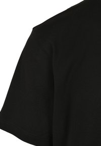 Czarny bawełniany T-shirt z krótkimi rękawami, z okrągłym dekoltem i gładką fakturą, prezentujący górną lewą część odzieży.