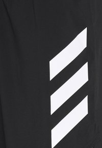 Tissu noir avec trois larges bandes blanches diagonales alignées verticalement sur le côté droit.