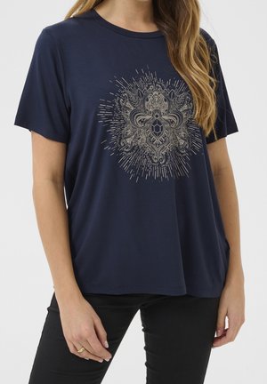 Mørkeblå kortærmet skjorte med rund halsudskæring, med et indviklet gyldent mandaladesign i midten foran.