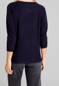 comma Sweter