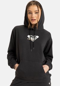 Felpa nera con cappuccio e tasca frontale, con un logo a forma di cuore e diamante bianco. Tessuto comodo con polsini e orlo a costine.
