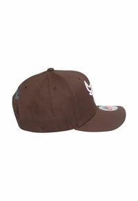 Cappellino da baseball marrone con visiera curva, caratterizzato da dettagli del logo ricamati in bianco e una finitura in tessuto testurizzato. Vista laterale.