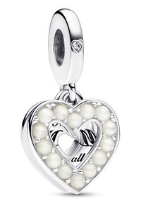 Charm a forma di cuore in argento con perline bianche attorno a un cuore interno, caratterizzato da testo inciso e una piccola accentuazione in pietra preziosa.