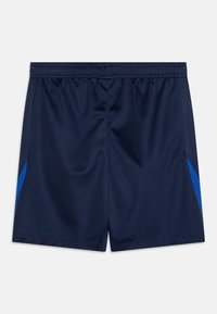 Tamsiai mėlyni sportiniai šortai iš lengvos, kvėpuojančios medžiagos su tekstūruota apdaila ir kontrastingais mėlynais šoninais akcentais.