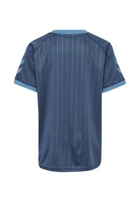 Granatowa sportowa koszulka z pionowymi prążkami, krótkimi rękawami oraz jaśniejszymi niebieskimi akcentami wokół kołnierza i krawędzi rękawów.
