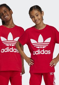 adidas Originals TREFOIL TEE-JUNIOR - Apdrukāts T-krekls - red
