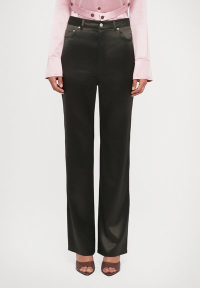 Pantaloni di raso neri con design a gamba dritta, dotati di tasche frontali, hardware in argento e una cintura elastica.