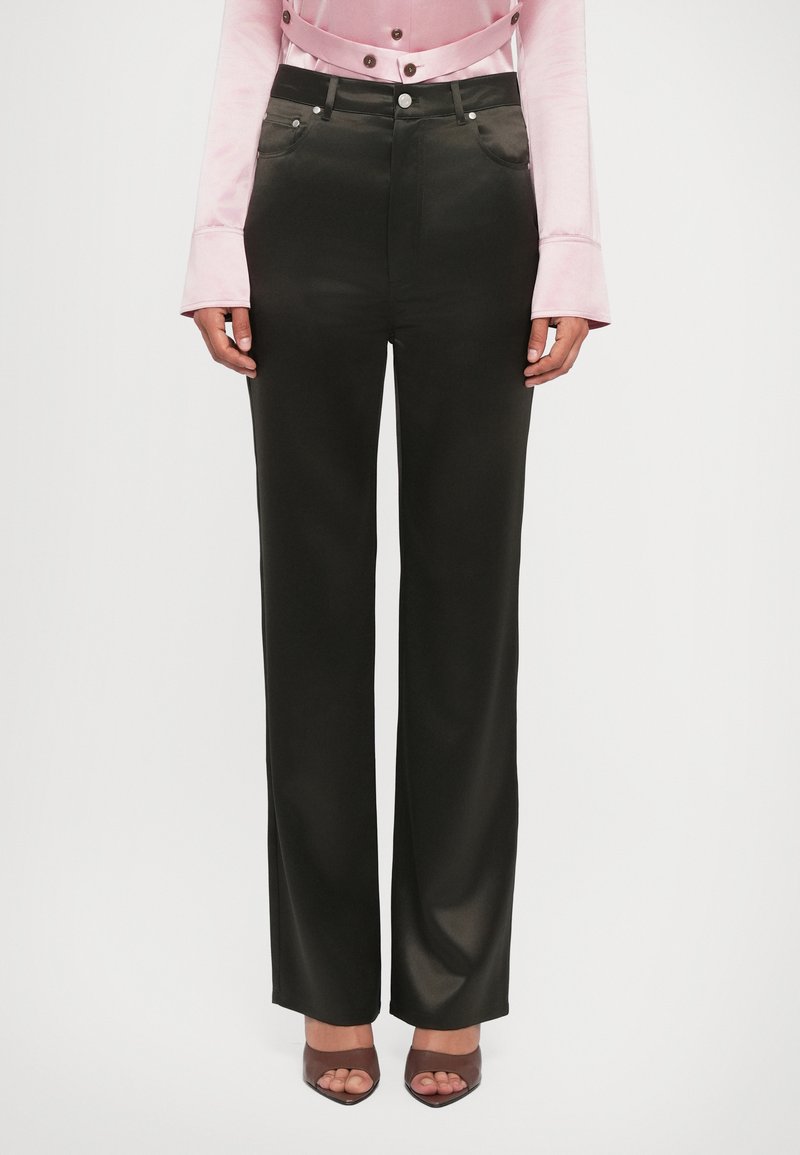 Pantaloni di raso neri con design a gamba dritta, dotati di tasche frontali, hardware in argento e una cintura elastica.