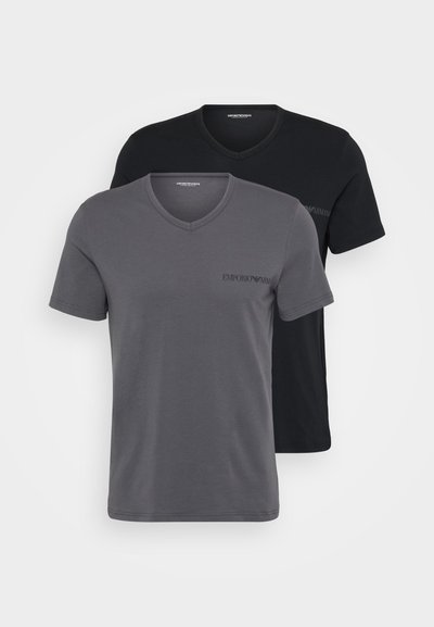 Δύο T-shirt V-neck, ένα σκούρο γκρι και ένα μαύρο, κατασκευασμένα από μαλακό ύφασμα. Κάθε ένα έχει ένα μικρό λογότυπο στο στήθος και κοντά μανίκια.