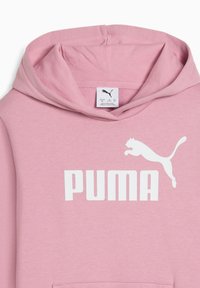 Rosa Hoodie aus weichem Stoff, mit einem großen weißen "PUMA"-Logo und Markenemblem auf der Vorderseite. Kapuze mit klassischem Design.