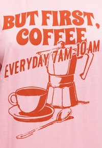 Texte "Mais d'abord, le café" avec un graphique d'une tasse de café, d'une soucoupe, d'une cuillère et d'une cafetière moka, et "Tous les jours de 7h à 10h" sur fond rose.