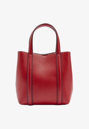 Czerwona skórzana torba na ramię z dwiema rączkami, gładką fakturą i prostymi pionowymi przeszyciami.