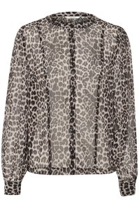 Blouse légère et transparente en crème avec un imprimé léopard noir et gris. Dotée d'un col rond et d'un devant boutonné, avec des manches froncées.