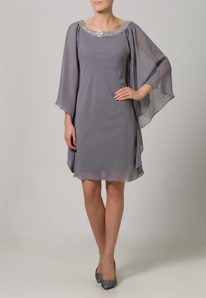 Szara sukienka z szyfonu z cekinowym dekoltem, z falbaniastymi rękawami, do kolan, wykonana z lekkiego, teksturowanego materiału.