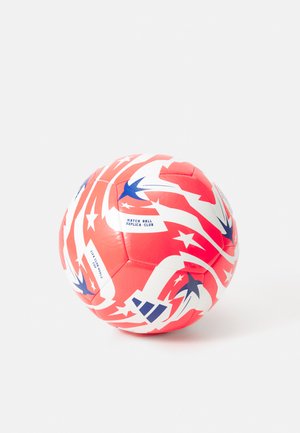 Punane jalkapall, millel on valged ja sinised tähe- ja keerismustrid. Obsereeritav "MATCH BALL REPLICA-CLUB" silt. Sile, läikiv tekstuur.