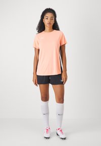 Under Armour CHALLENGER - Lihtne T-särk - flare orange/white