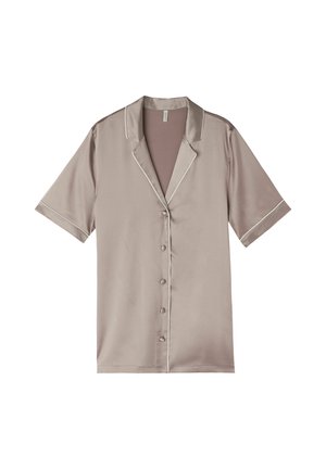 Beige satijnen shirt met korte mouwen, een gekartelde kraag, knopen aan de voorkant en witte biezen langs de kraag en mouwen. Soepele textuur.