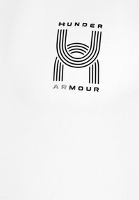 Logo de Under Armour con líneas negras estilizadas formando una gran "U" sobre un fondo de tela blanca.