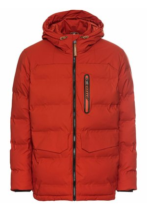 Rote Pufferjacke mit einem Reißverschluss, Kapuze, zwei Fronttaschen und einer Reißverschlusstasche auf der Brust. Mit einem kontrastierenden schwarzen Reißverschluss und Akzenten.