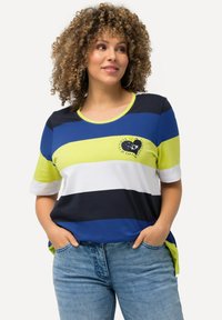 Camiseta de rayas multicolores en azul, verde y blanco; cuenta con un cuello redondo y un gráfico de un corazón en el pecho. Manga corta.