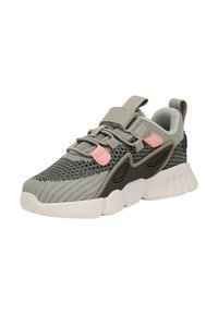 Sneaker sportivo con tomaia in maglia grigia, dettagli rosa e suola in gomma nera. Presenta due cinturini regolabili e un tallone testurizzato per una migliore presa.
