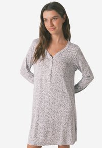 Langærmet natkjole i lys grå med et subtilt leopardprint, med V-udskæring og knaplukning, lavet af blødt, let stof.