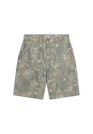 Pantaloncini cargo con fantasia mimetica, passanti per cintura, bottone frontale, cerniera e più tasche frontali.