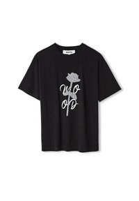 Černé bavlněné tričko s krátkým rukávem, zdobené stříbrným glitrovým vzorem růže a nápisem "WOOD" v bílém kurzívním písmu.