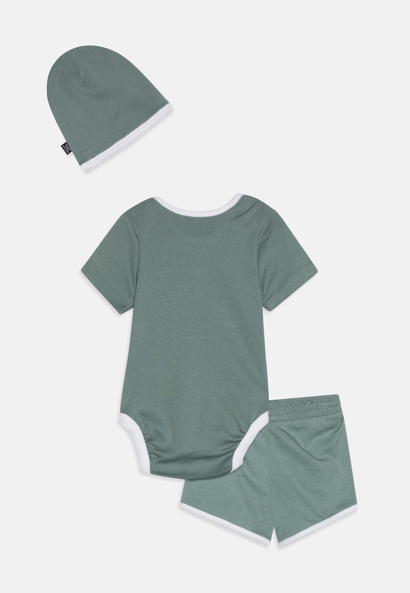 Puma MINICATS NEWBORN UNISEX SET Sports shorts green moon