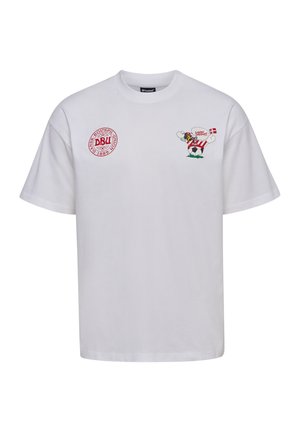 Weißes T-Shirt mit kurzen Ärmeln, rotem Dansk Boldspil-Union-Logo auf der linken Brust und einem Cartoon-Fußballvogel mit dänischer Flagge auf der rechten Brust.