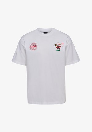 Hvid T-shirt med korte ærmer, med rødt Dansk Boldspil-Union-logo på venstre bryst og en tegneserie-fuglekamp med et dansk flag på højre bryst.