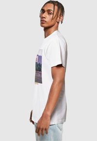 Mister Tee FEEL THE HEAT  ROUND NECK - Marškinėliai su spaudiniu - white