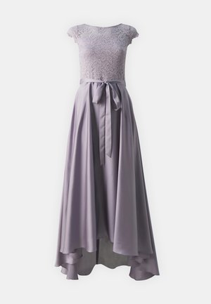 Lila večernja haljina s čipkastim korzetom, kratkim rukavima, satenskim pojasom u struku i suknjom sa višim prednjim dijelom i nabranim rubovima.