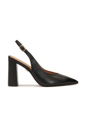 Fekete bőr, slingback stílusú magassarkú cipő, hegyes orral, texturált felülettel és vastag blokk sarkal. Beállítható csattal rendelkezik a kényelmes illeszkedés érdekében.