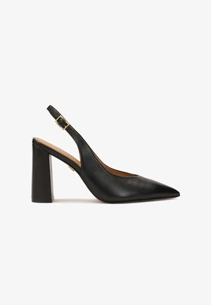 Musta nahkainen slingback-kenkä, jossa on terävä kärki, teksturoitu pinta ja paksu lohko korko. Varustettu soljella, joka mahdollistaa säädettävän istuvuuden.