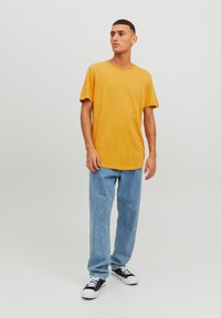 Jack & Jones EBASHER O-NECK SS - Basic T-shirt - honey gold