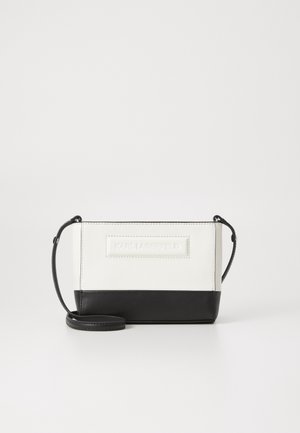 Petit sac bandoulière rectangulaire noir et blanc avec nom de marque embossé sur le devant et bandoulière réglable.