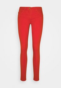 Jeans skinny rojos de denim con una textura suave, con bolsillos y un cierre de botón dorado en la cintura.
