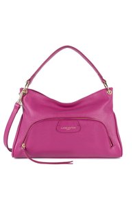 Roze leren handtas met een gebogen bovenkant, voorzien van een voorzak met rits, gouden hardware en een afneembare schouderband. Heeft een gestructureerde afwerking.