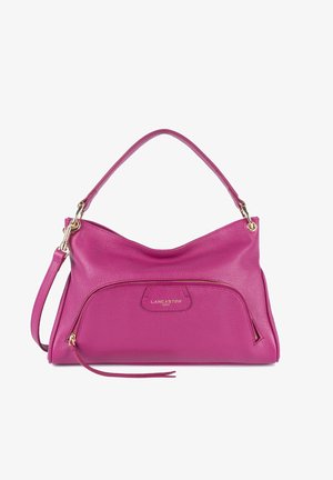 Roze leren handtas met een gebogen bovenkant, voorzien van een voorzak met rits, gouden hardware en een afneembare schouderband. Heeft een gestructureerde afwerking.